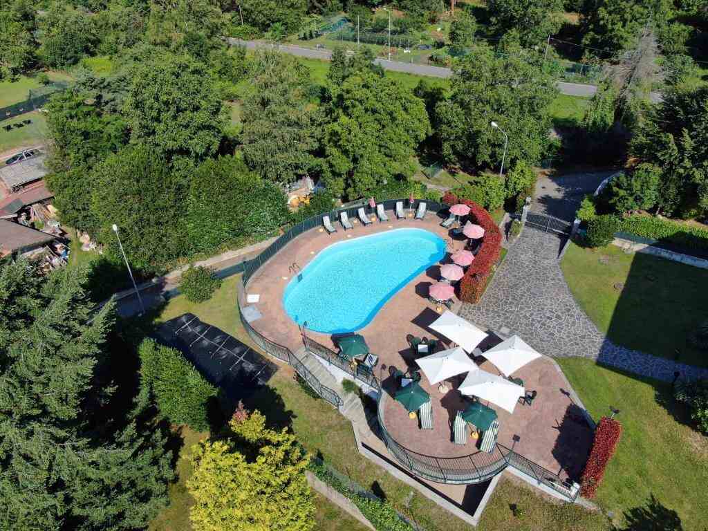 Piscina, giardino e terrazza